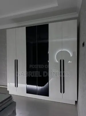 Laminated Gloss Plywood Wardrobe With Profile Lighting