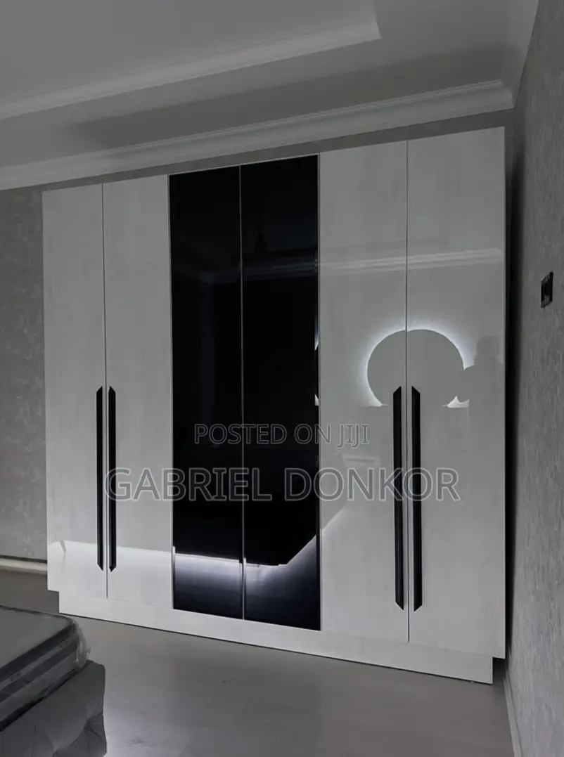 Laminated Gloss Plywood Wardrobe With Profile Lighting