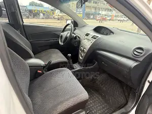 Toyota Yaris Base Sedan 4dr 2010 White
