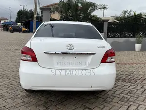 Toyota Yaris Base Sedan 4dr 2010 White