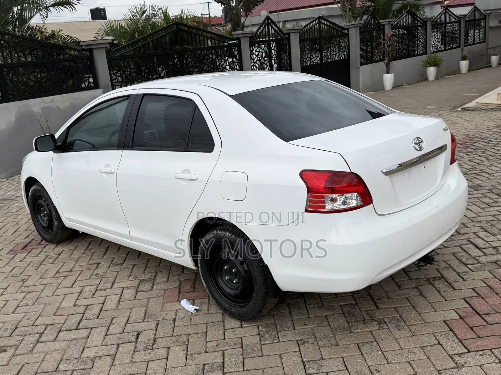 Toyota Yaris Base Sedan 4dr 2010 White