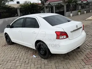 Toyota Yaris Base Sedan 4dr 2010 White