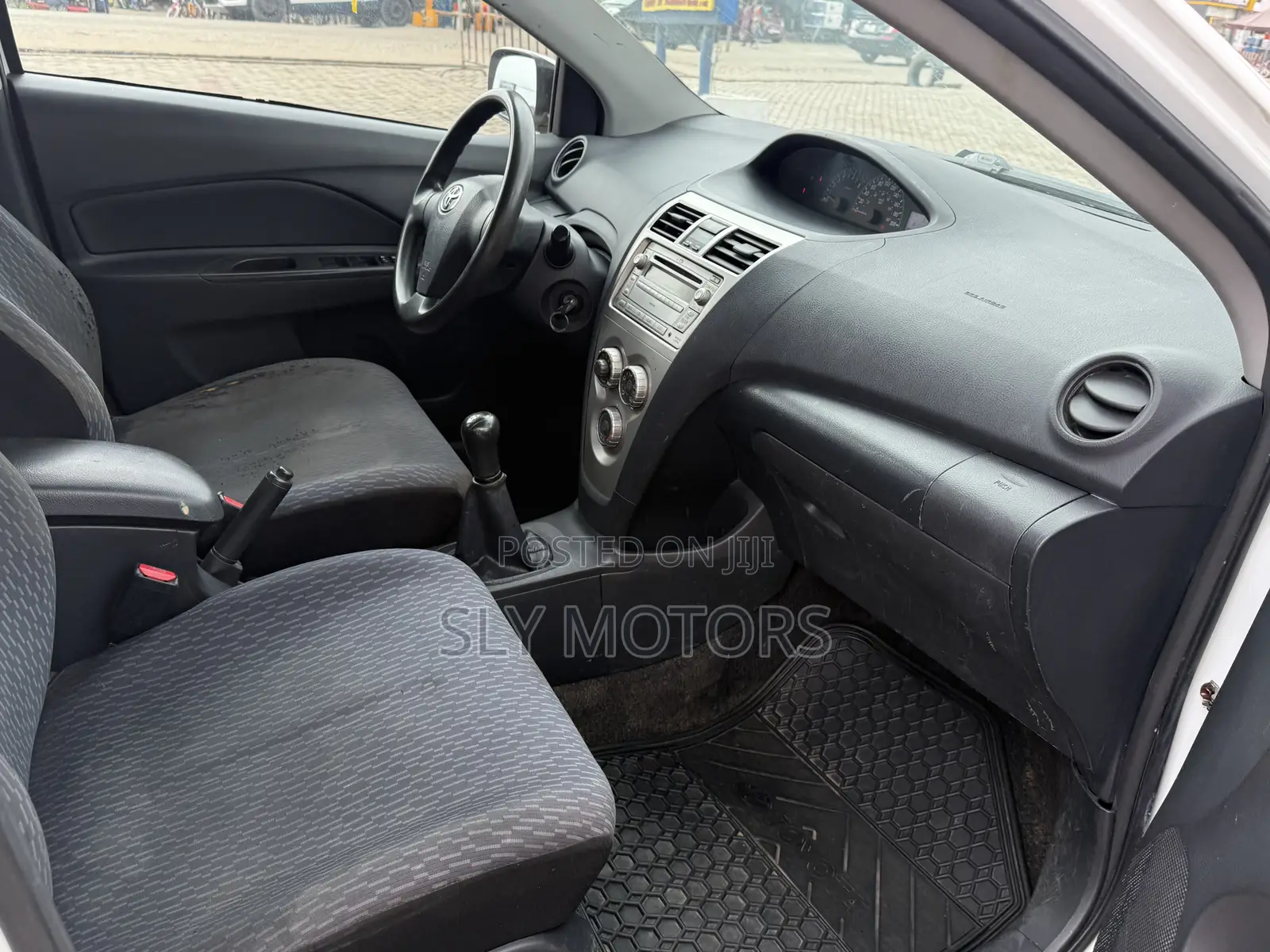 Toyota Yaris Base Sedan 4dr 2010 White