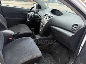 Toyota Yaris Base Sedan 4dr 2010 White