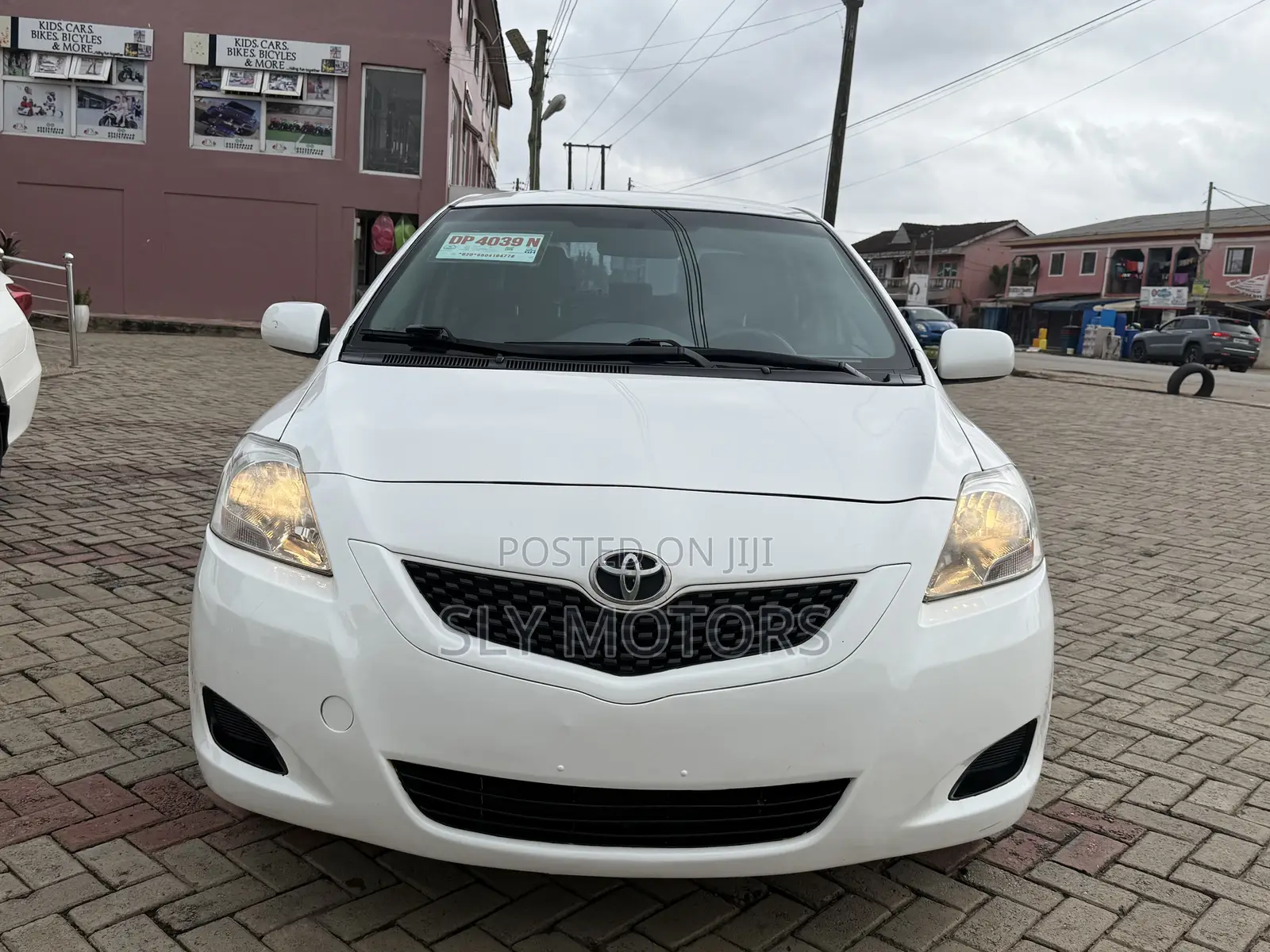 Toyota Yaris Base Sedan 4dr 2010 White