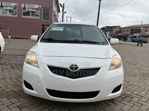Toyota Yaris Base Sedan 4dr 2010 White