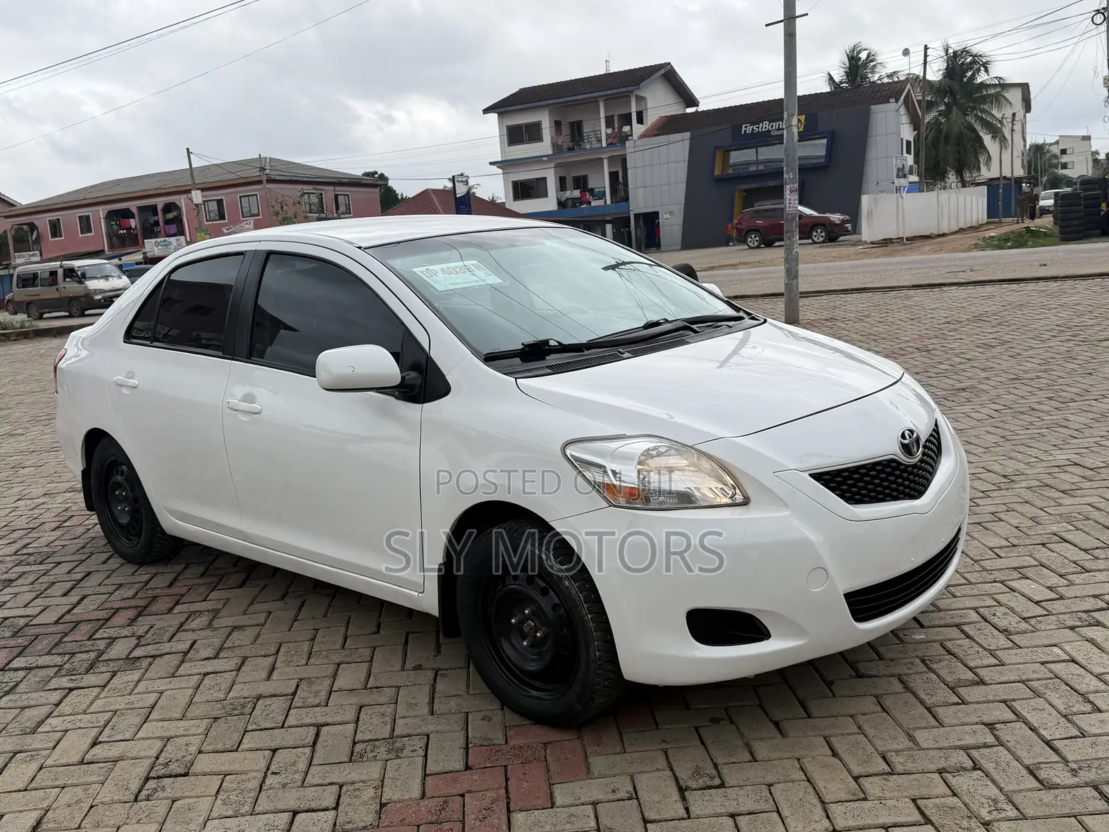 Toyota Yaris Base Sedan 4dr 2010 White