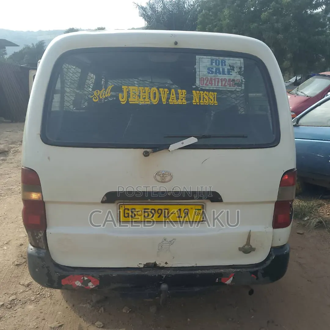 Toyota HiAce 2000 White