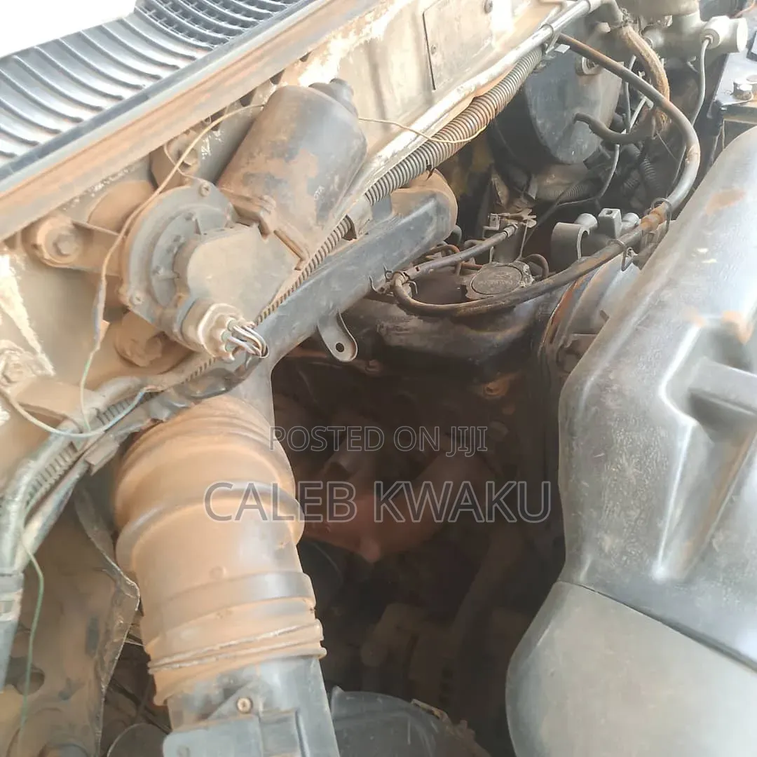 Toyota HiAce 2000 White