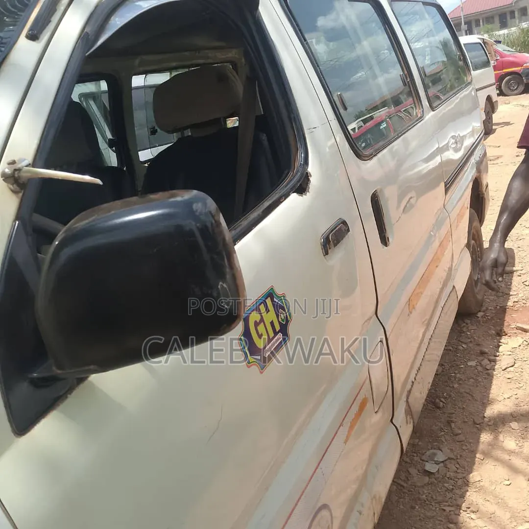 Toyota HiAce 2000 White