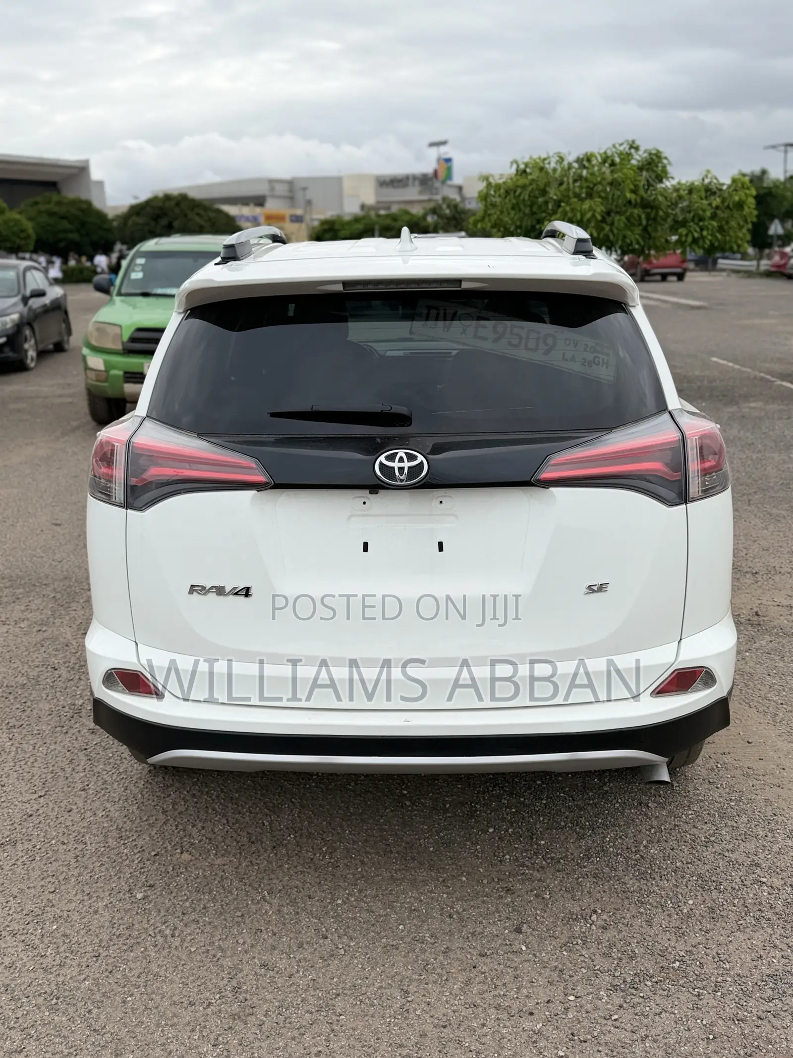 Toyota RAV4 SE FWD (2.5L 4cyl 6A) 2017 White