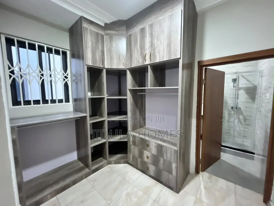 4bdrm Duplex in East Legon Hills, School Junction for rent
