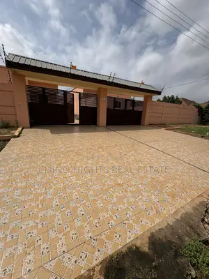 3bdrm House in Top 10, Tema Metropolitan for rent
