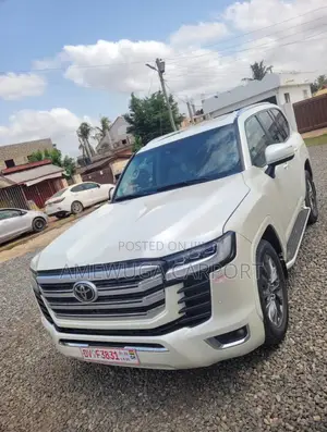 Toyota Land Cruiser LC300 2023 White