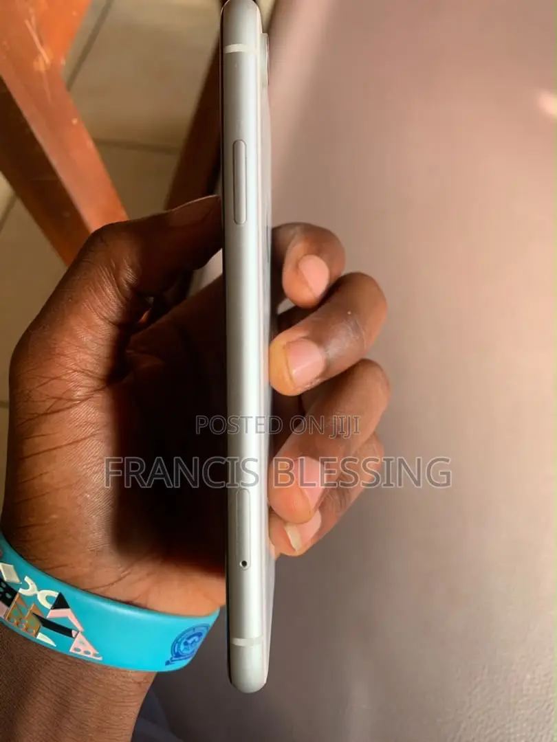 New Apple iPhone XR 64 GB White