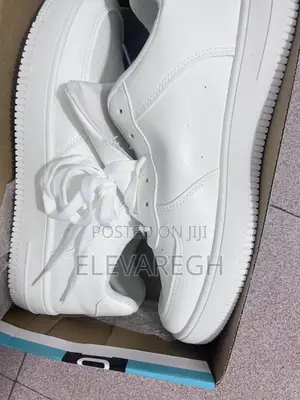 Sneakers in White and Black (42,43,44)