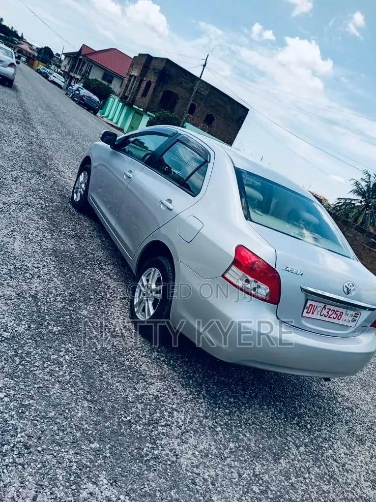 Toyota Belta 2010 Silver
