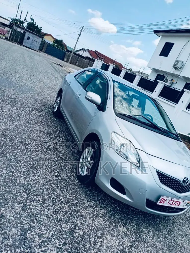 Toyota Belta 2010 Silver