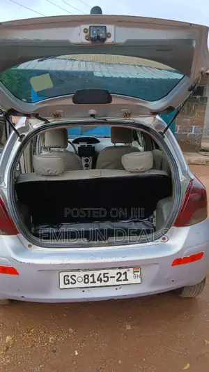 Toyota Vitz 1.5 FWD 5dr 2010 Silver
