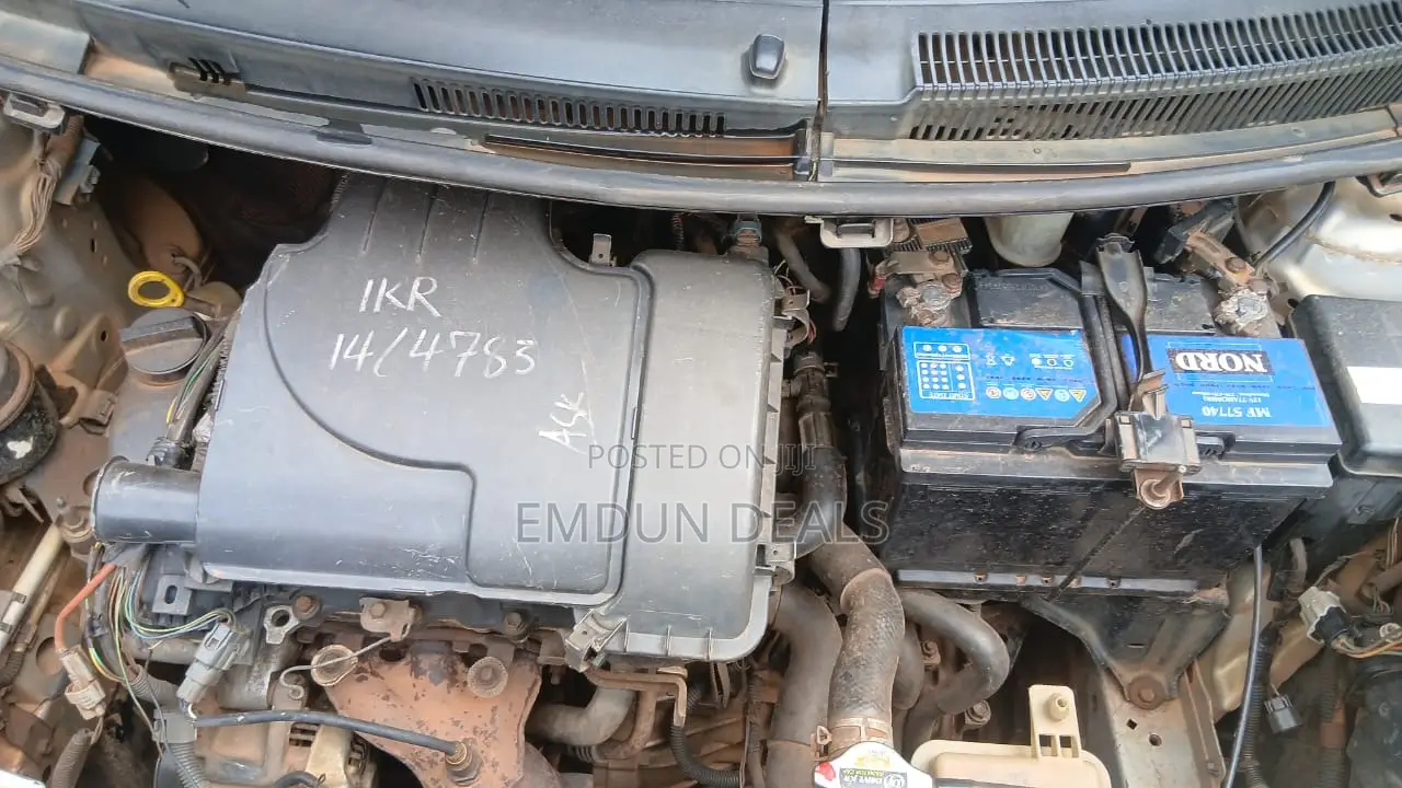 Toyota Vitz 1.5 FWD 5dr 2010 Silver