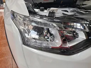 Mitsubishi Outlander SE 4dr SUV AWD (2.4L 4cyl CVT) 2015 Pearl