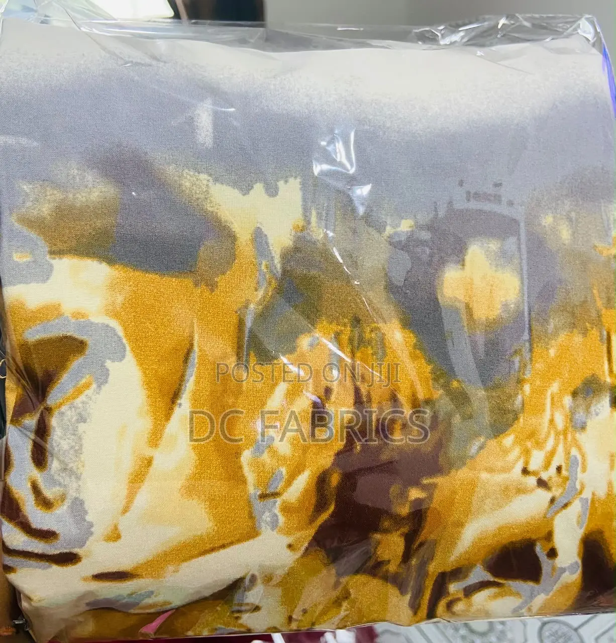 🔥Vintage Crepe Fabric – GH₵30 Per Yard🔥