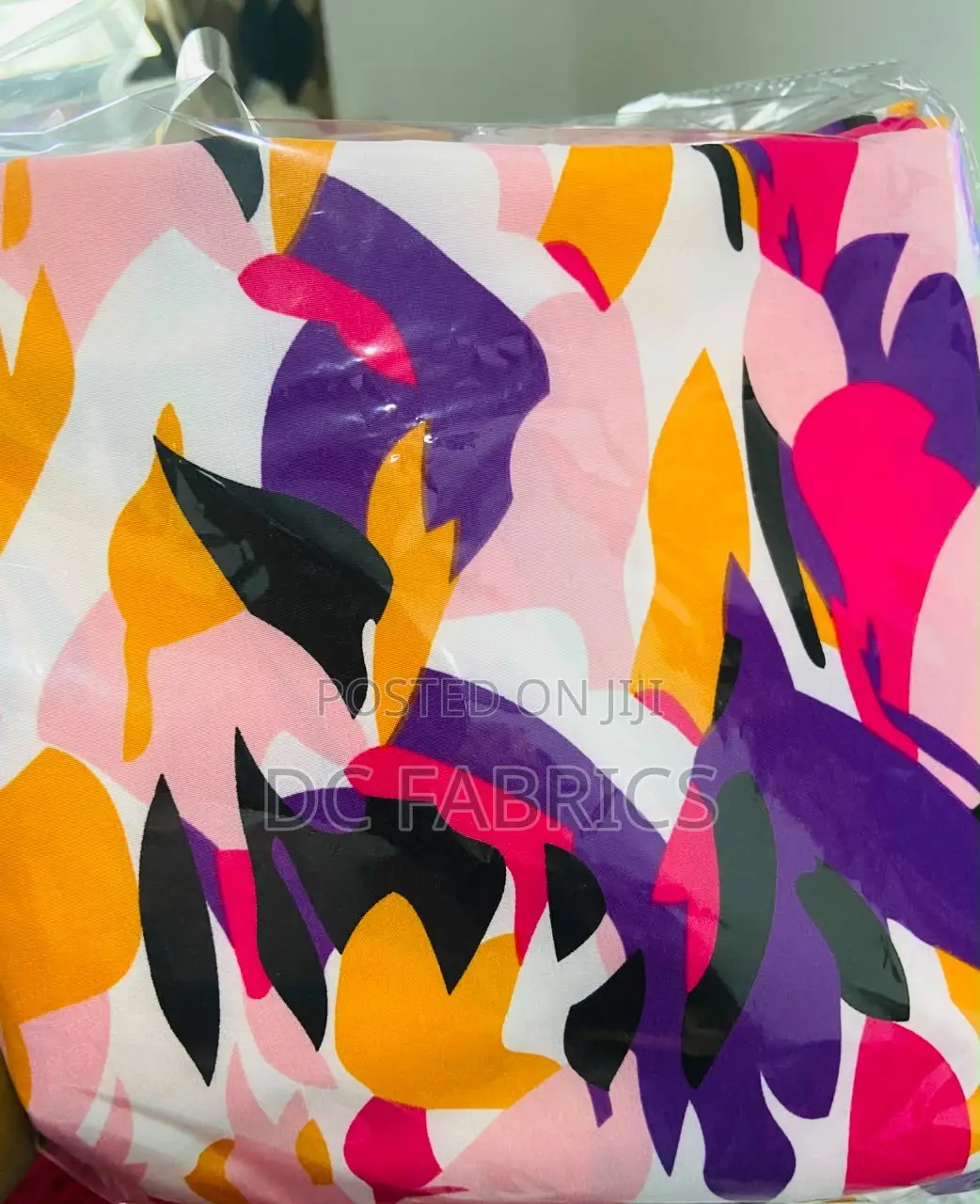 🔥Vintage Crepe Fabric – GH₵30 Per Yard🔥