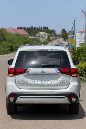 Mitsubishi Outlander LE S-AWC 2020 White
