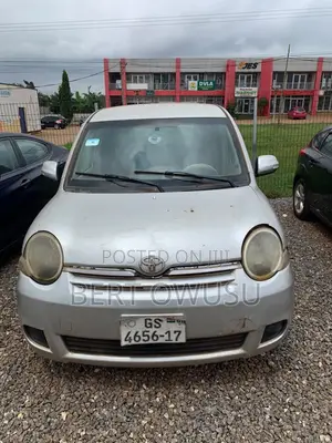 Toyota Sienta 2012 Silver