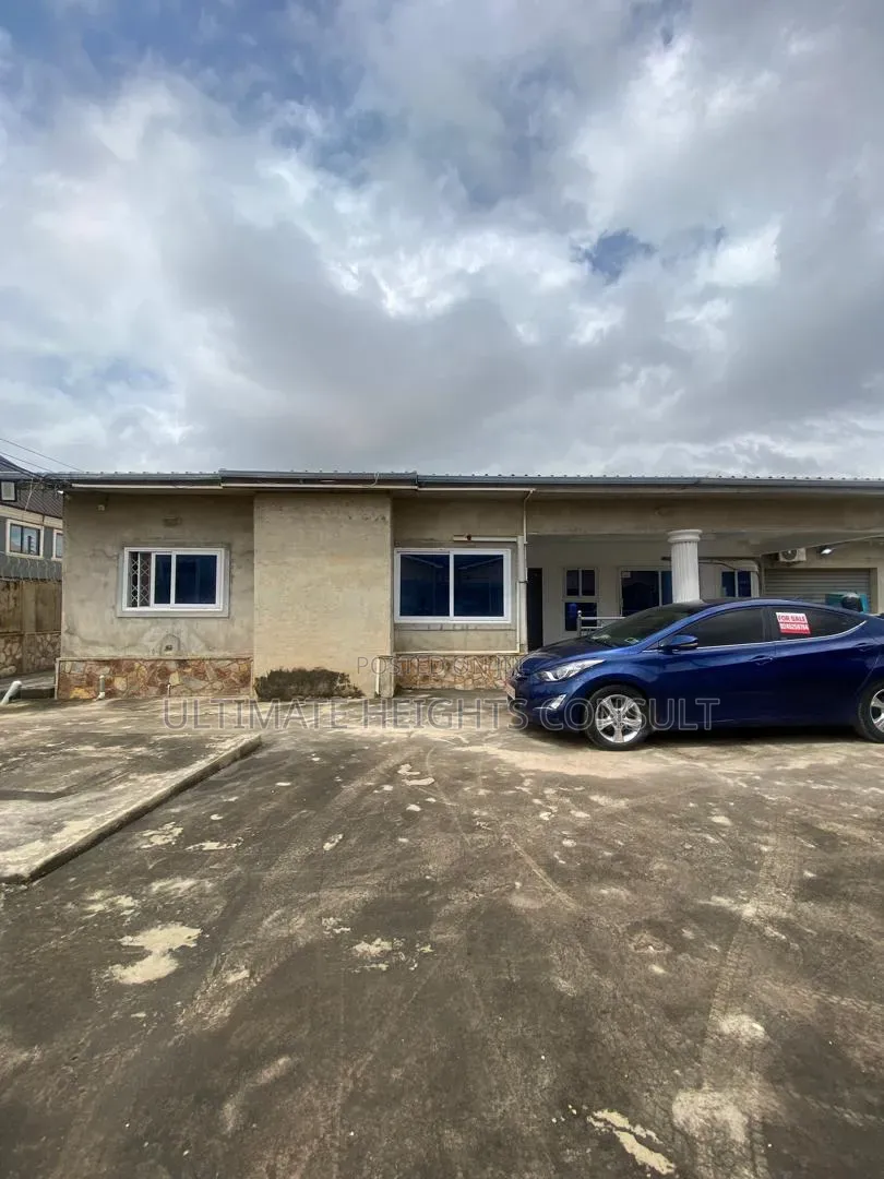 5bdrm House in Lapaz Race Course, Nyanmekye for sale