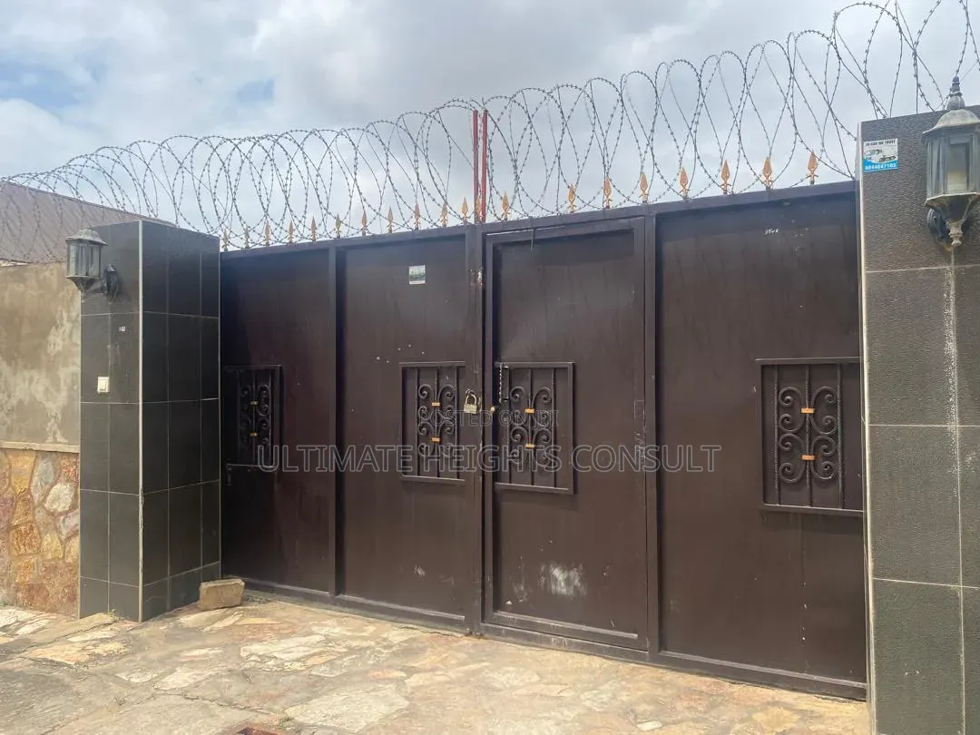5bdrm House in Lapaz Race Course, Nyanmekye for sale