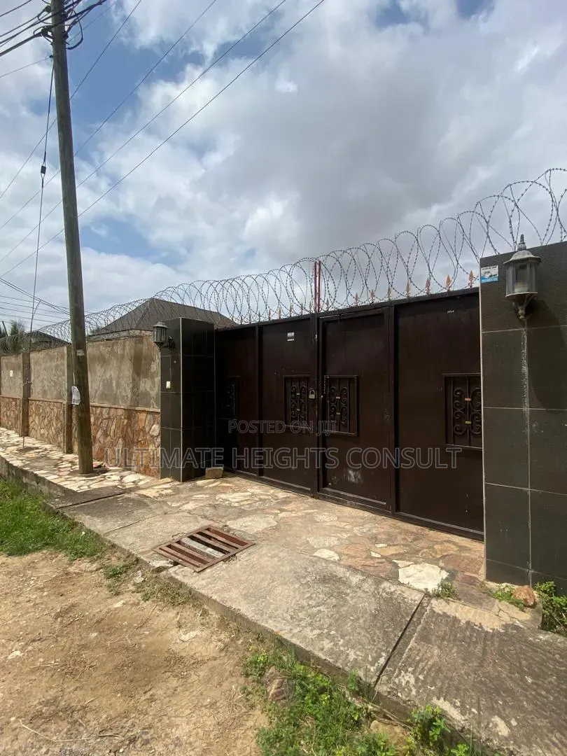 5bdrm House in Lapaz Race Course, Nyanmekye for sale