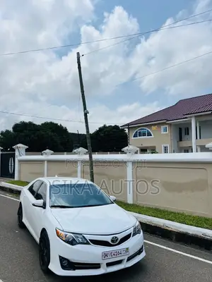 Toyota Camry SE 4dr Sedan (2.5L 4cyl 6A) 2014 White