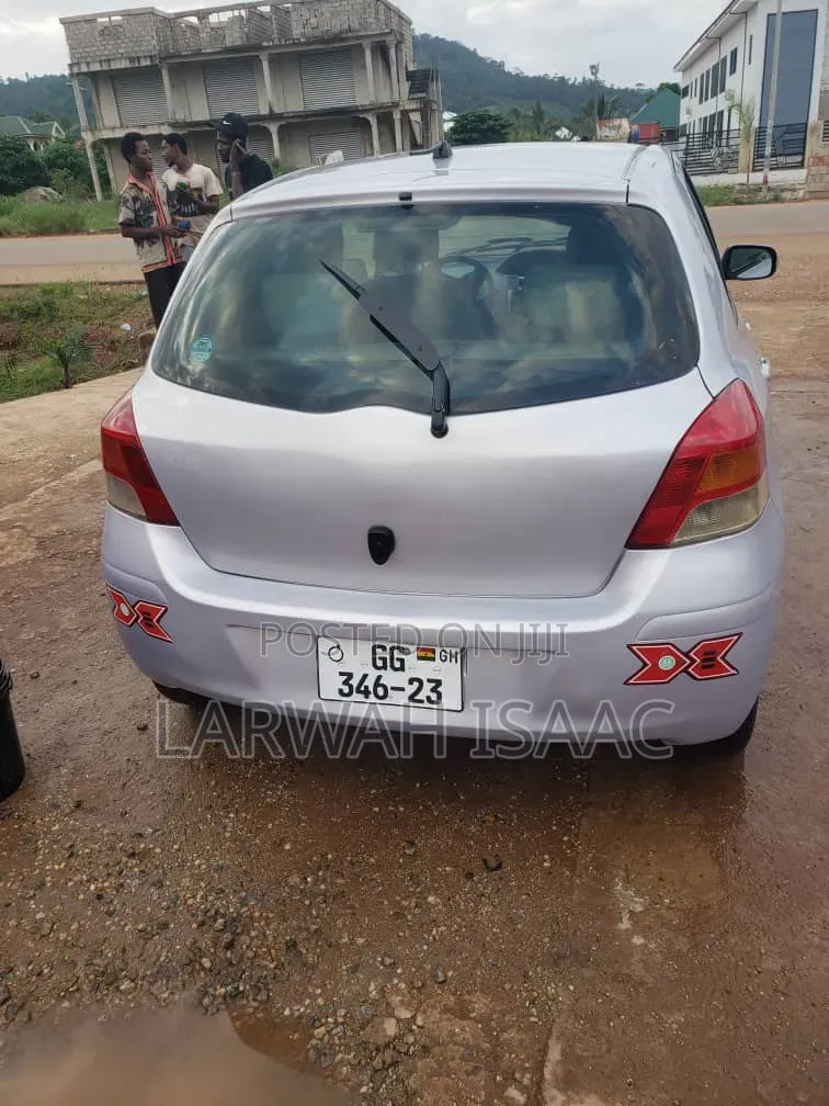 Toyota Vitz 2010 Silver