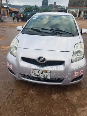 Toyota Vitz 2010 Silver