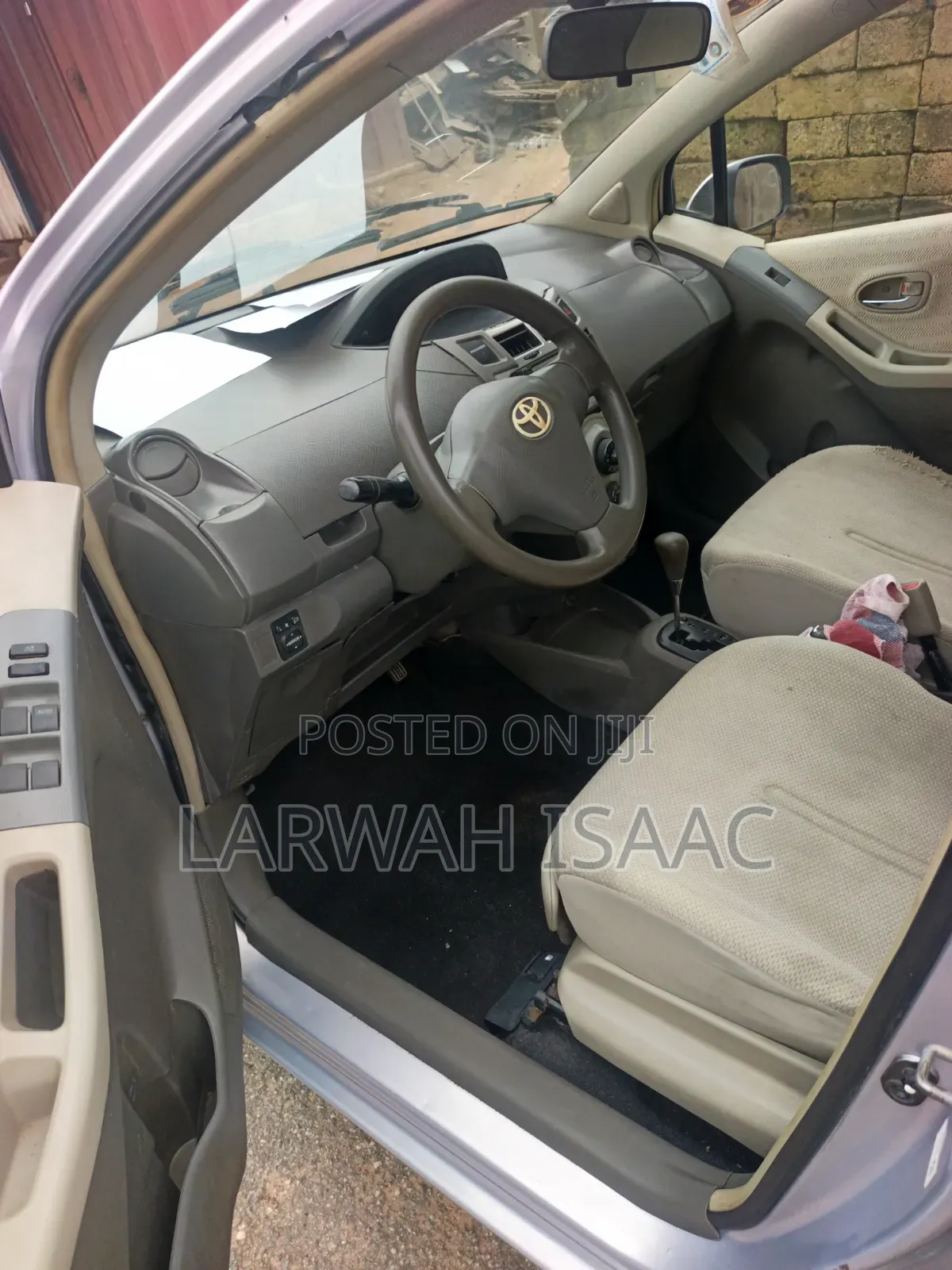Toyota Vitz 2010 Silver
