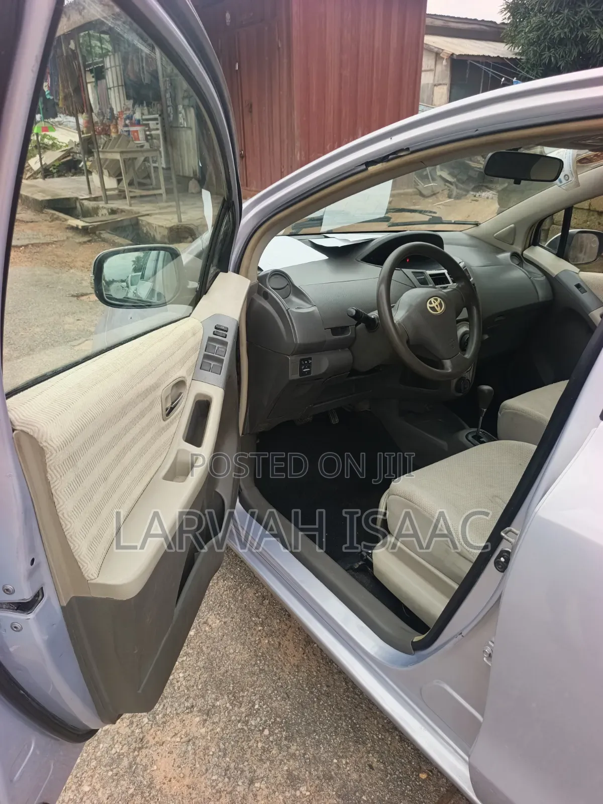 Toyota Vitz 2010 Silver