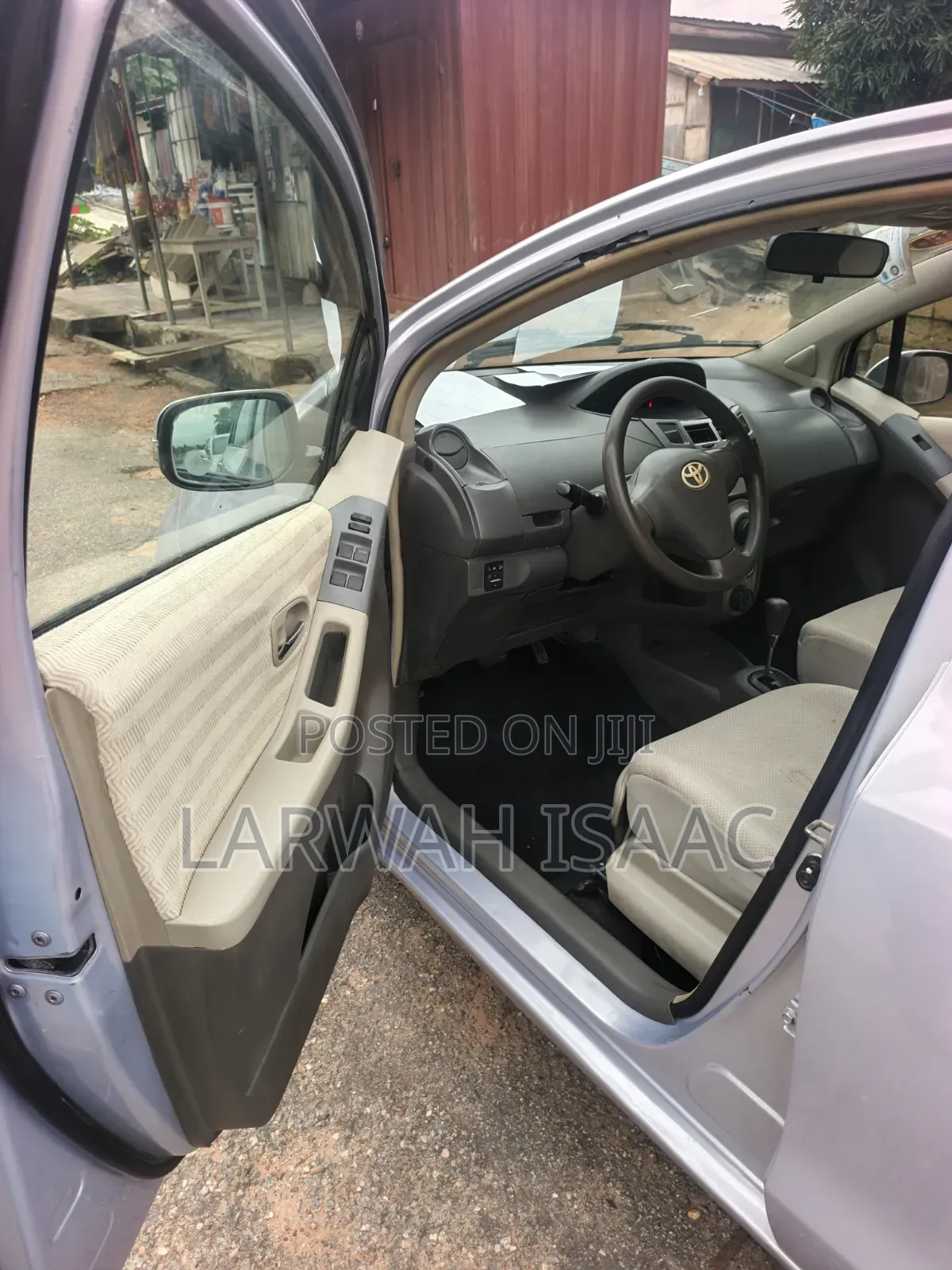 Toyota Vitz 2010 Silver