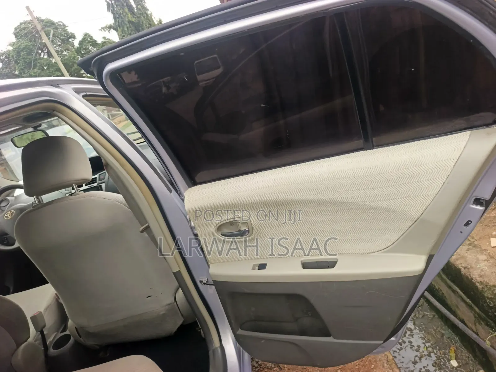 Toyota Vitz 2010 Silver