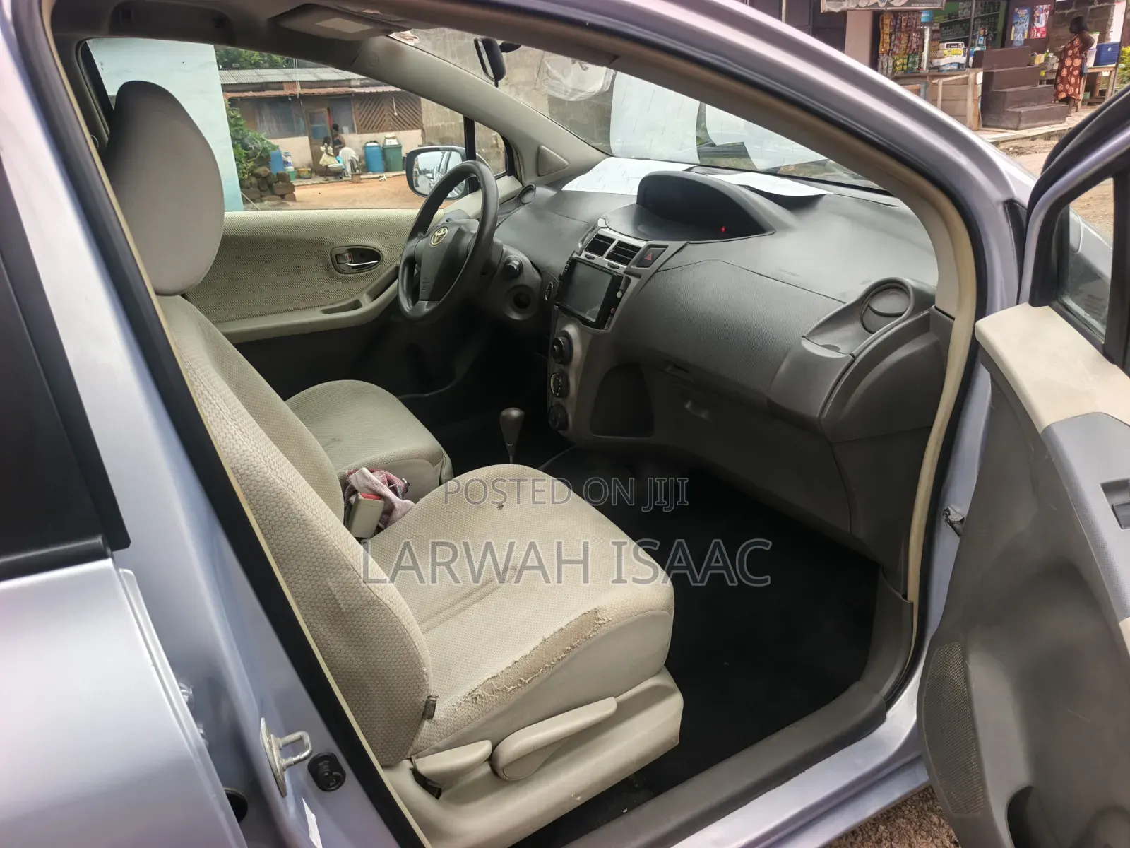 Toyota Vitz 2010 Silver