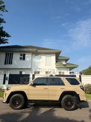 Toyota 4-Runner SR5 4x4 2018 Beige