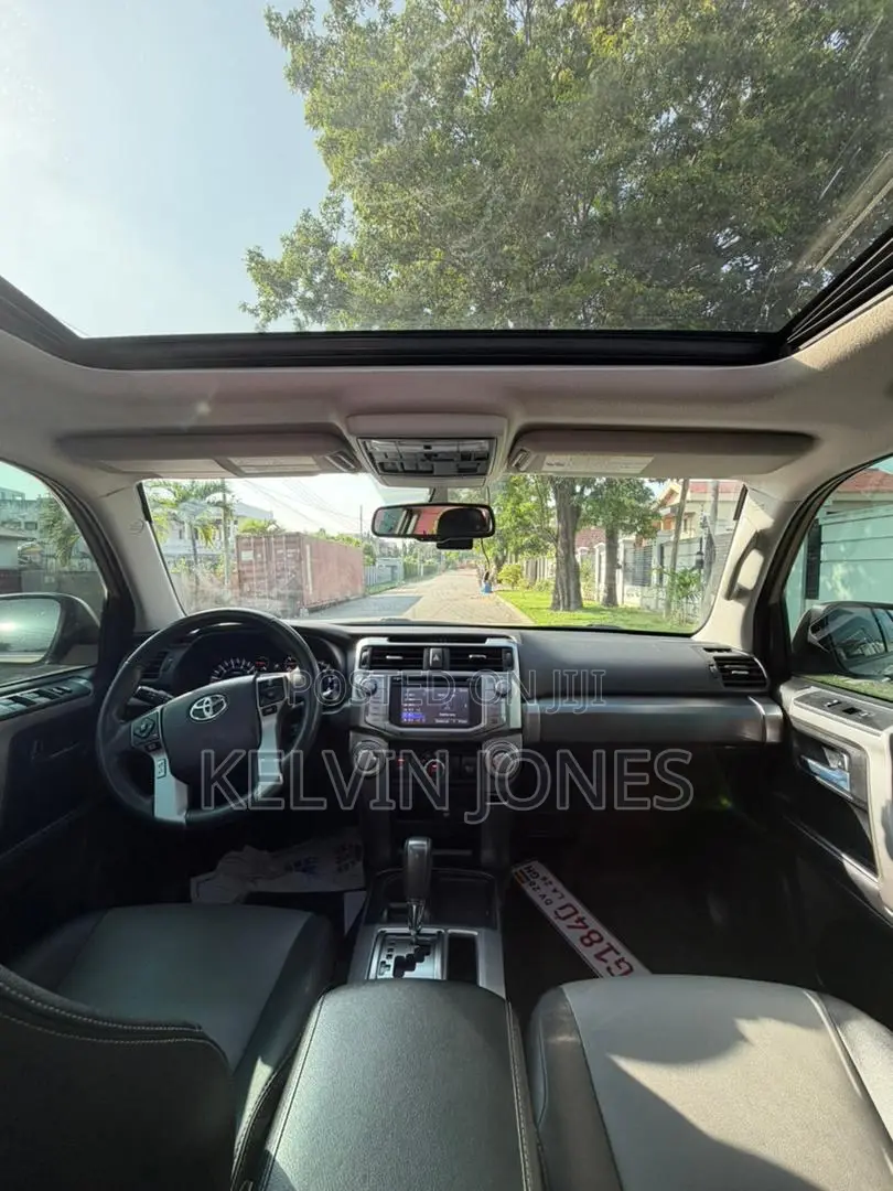 Toyota 4-Runner SR5 4x4 2018 Beige