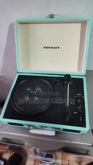 Crosley Cruiser Deluxe Vintage 3-Speed Bluetooth Suitcase Vinyl Record