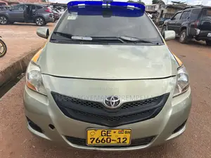 Toyota Yaris Base Sedan 4dr 2010 Beige