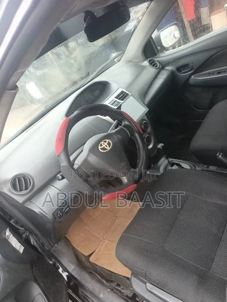 Toyota Yaris 2011 Black