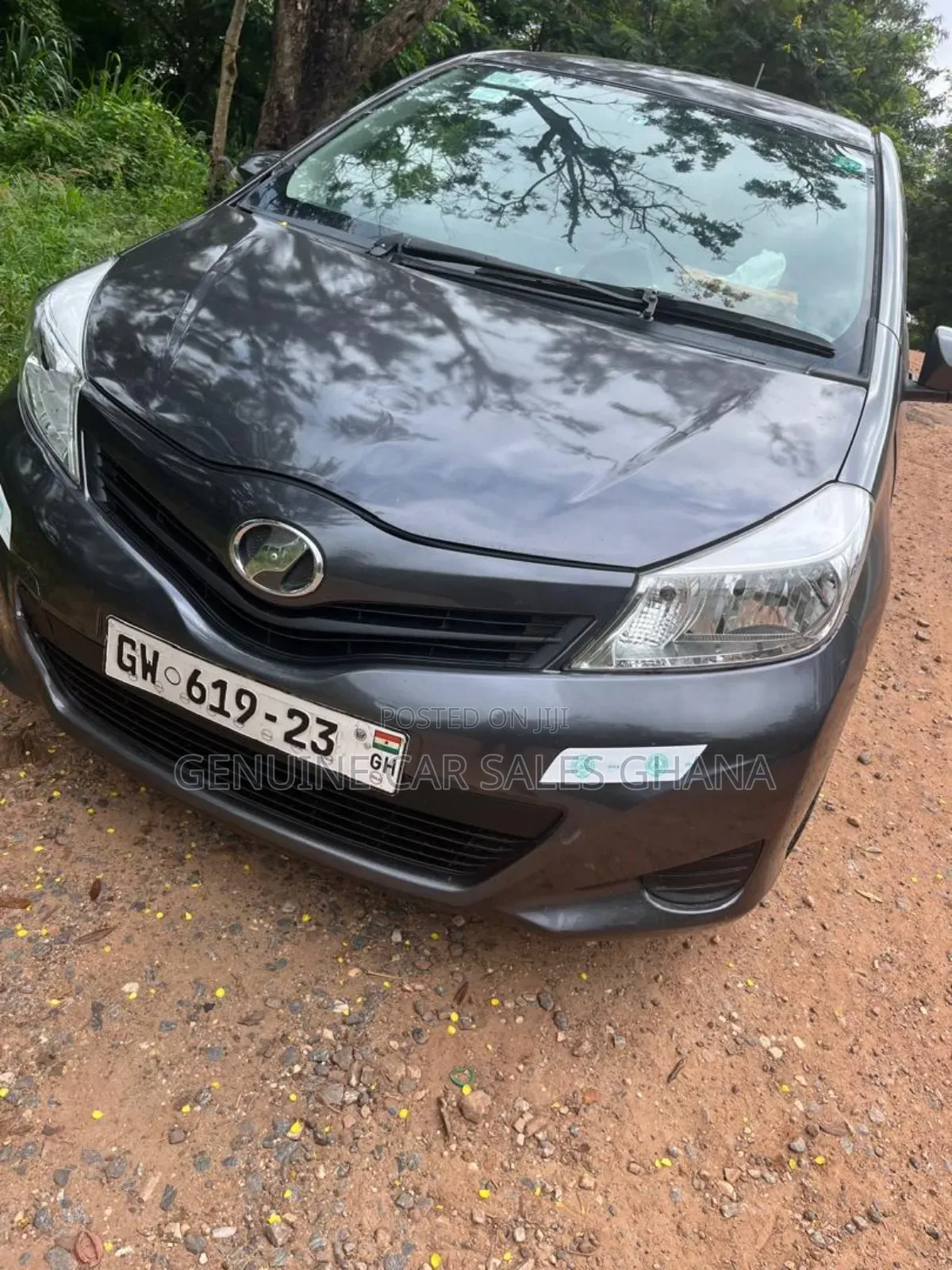 Toyota Vitz 2012 Silver