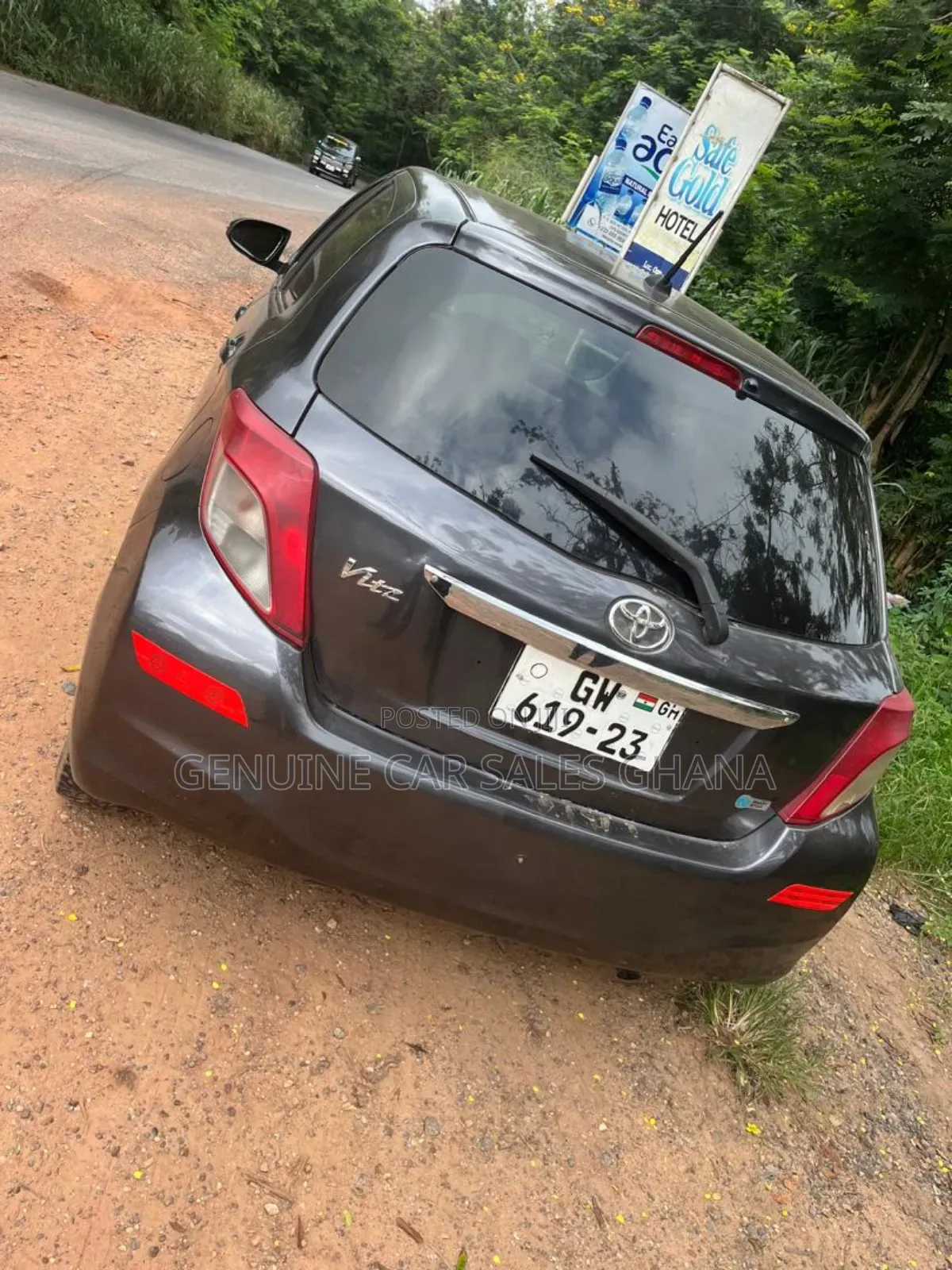 Toyota Vitz 2012 Silver