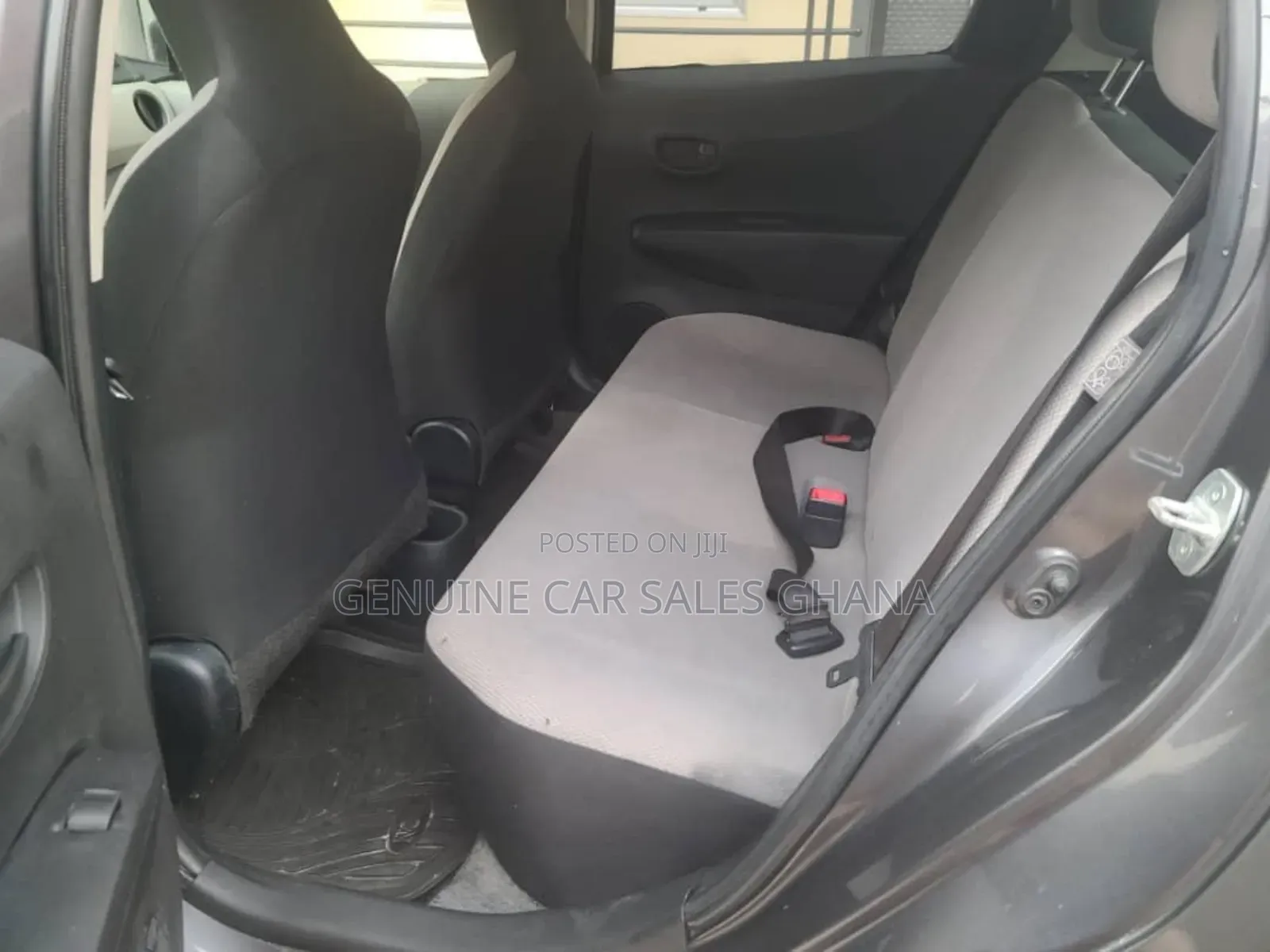 Toyota Vitz 2012 Silver