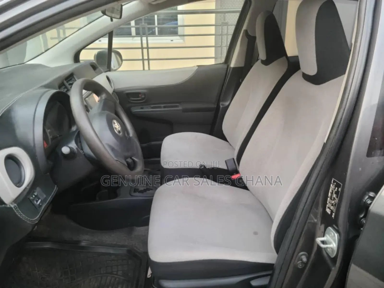 Toyota Vitz 2012 Silver