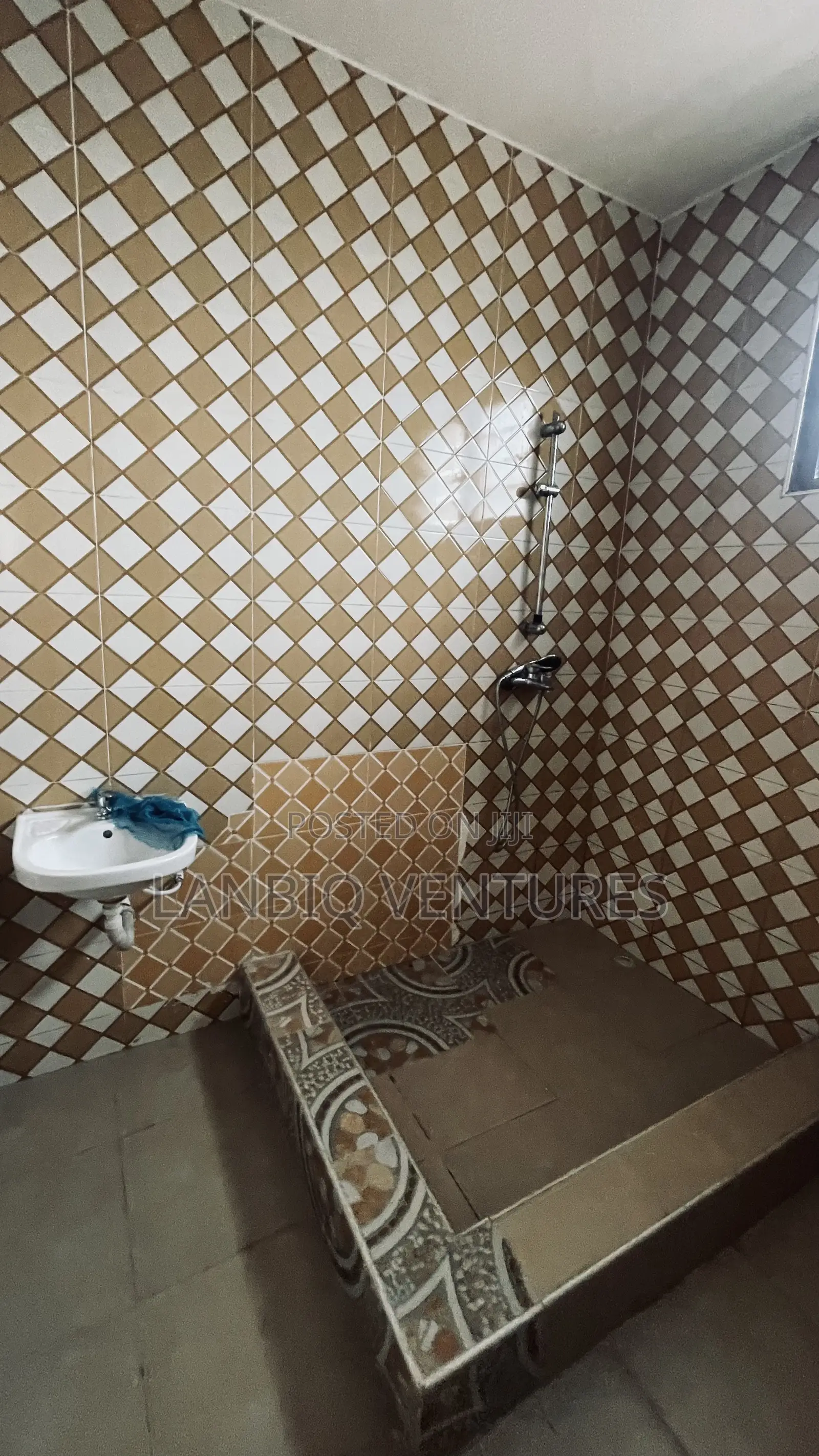 3bdrm Apartment in Awoshie for rent